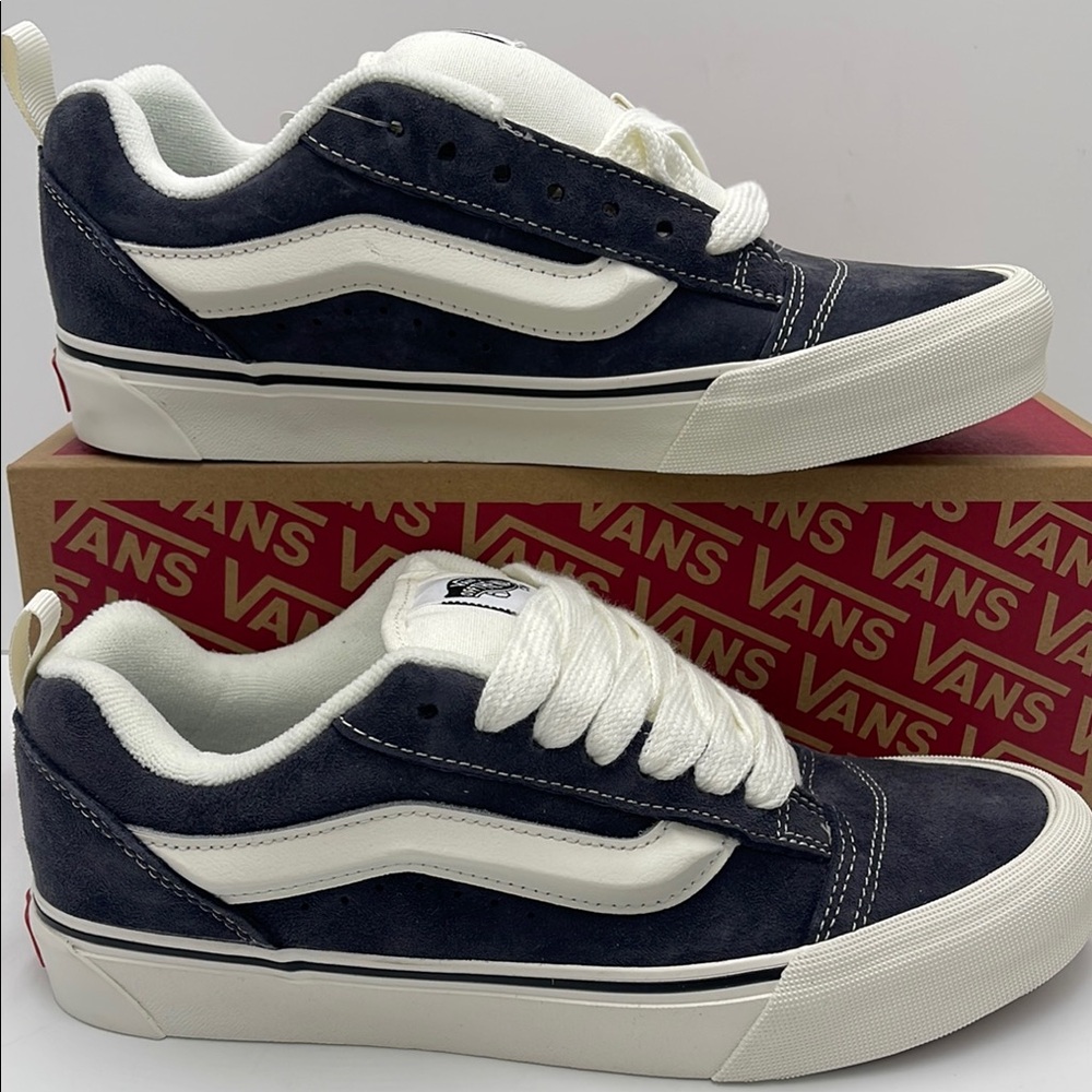 Vans WMNS Gray and White Sneakers Knu Skool
Pig Suede Gray
VN000CS0BGF - Picture 3 of 16
